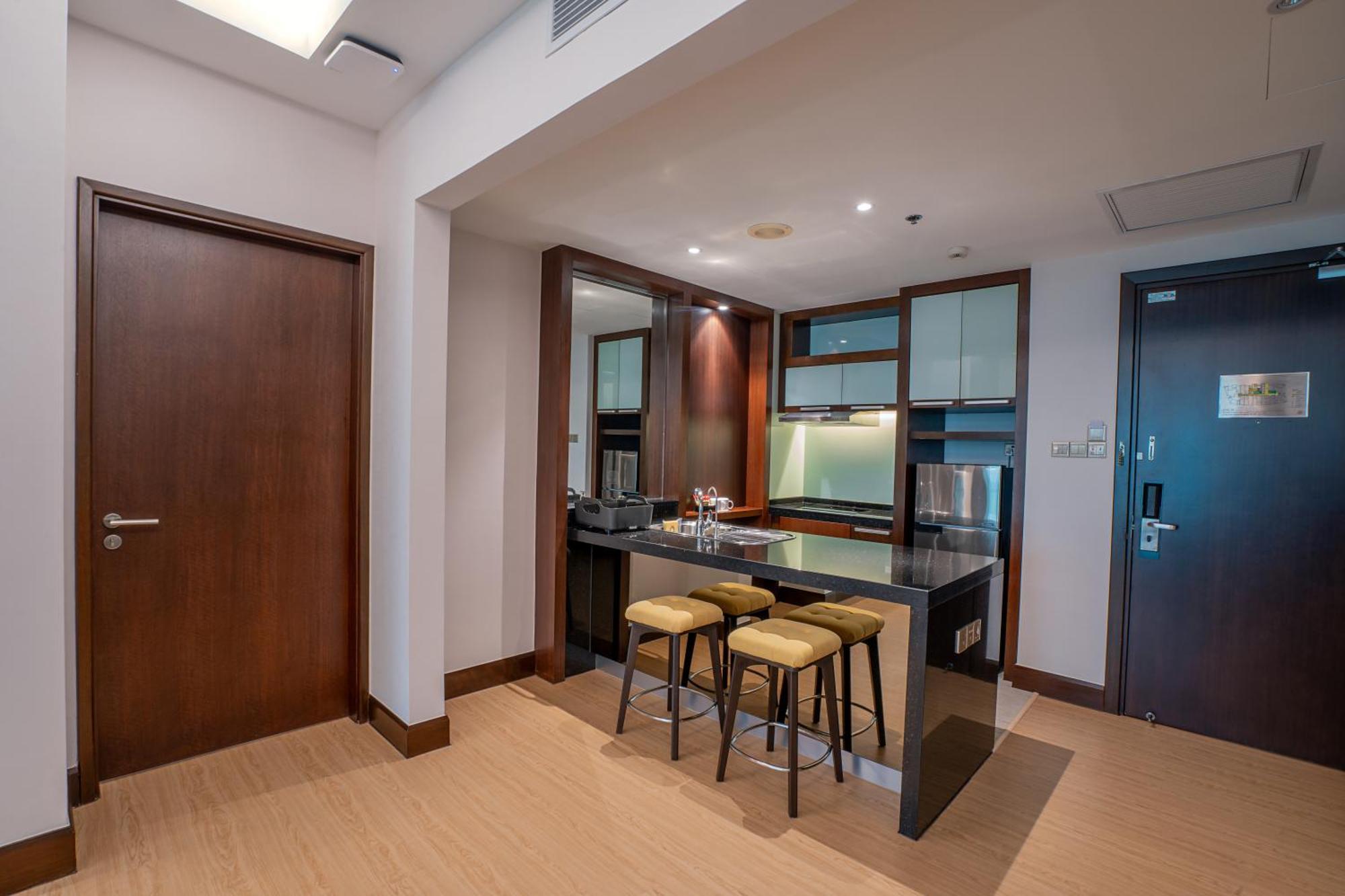 St Giles Gardens Hotel Kuala Lumpur Extérieur photo A kitchen in a serviced apartment in Kuala Lumpur, Malaysia