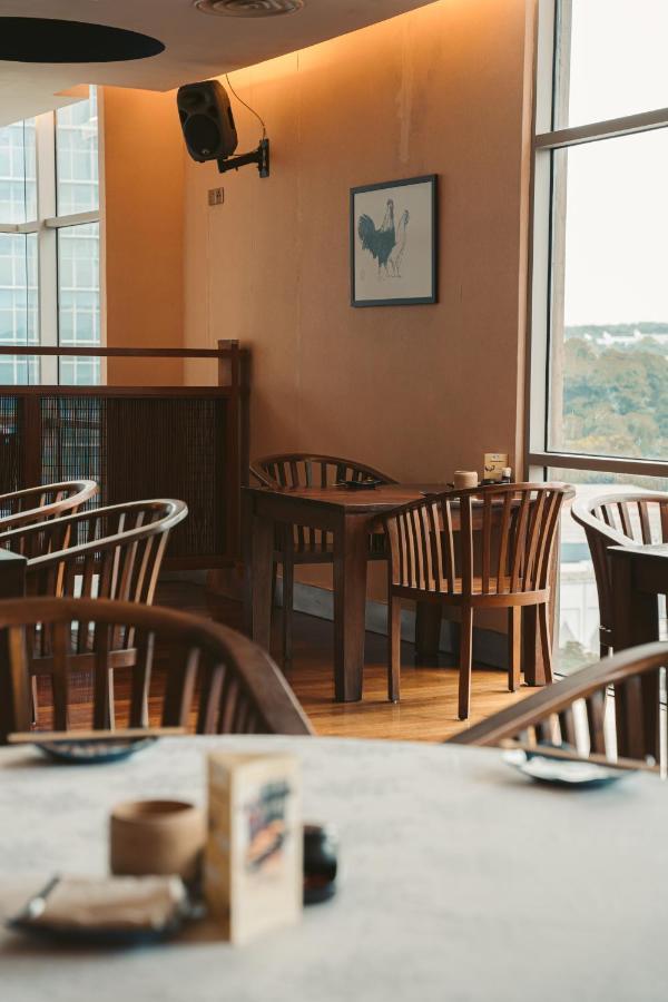 St Giles Gardens Hotel Kuala Lumpur Extérieur photo The interior of a typical Starbucks